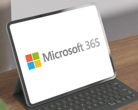Tablet mit Tastatur auf einem Schreibtisch zeigt das Microsoft 365 Logo, repräsentiert Managed M365 Lösungen eines IT-Dienstleisters in Köln.